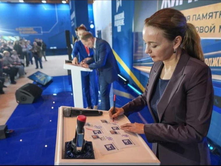 Почта России посвятила марку Владимиру Жириновскому.